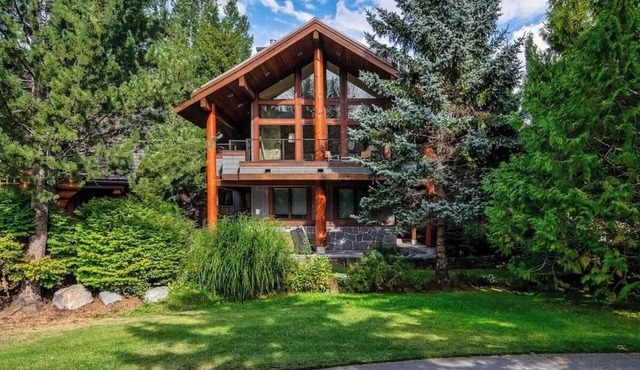 Mountain view chalet w/hot tub & deck