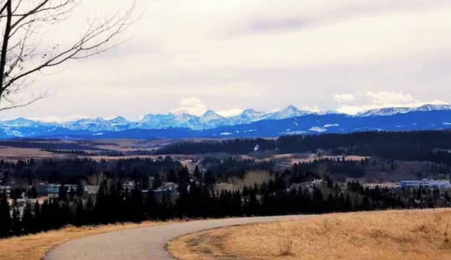 Mountain View Family Home 5BR Near Banff Ski Getaway
