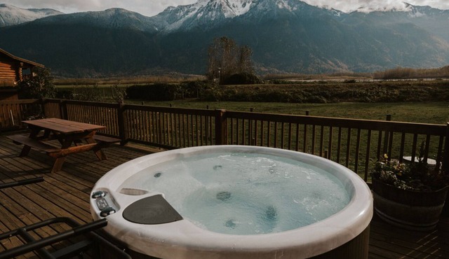 Mountain View House w/private hot tub and large wraparound deck in Agassiz
