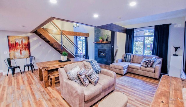 Mountain View Townhome with Pool & Banff Passes