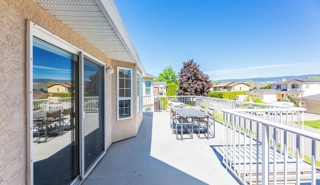 Mountain Views and Private Pool, Kelowna