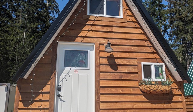 Mushroom Cabin on Homestead w/Hot Tub in qathet Regional District