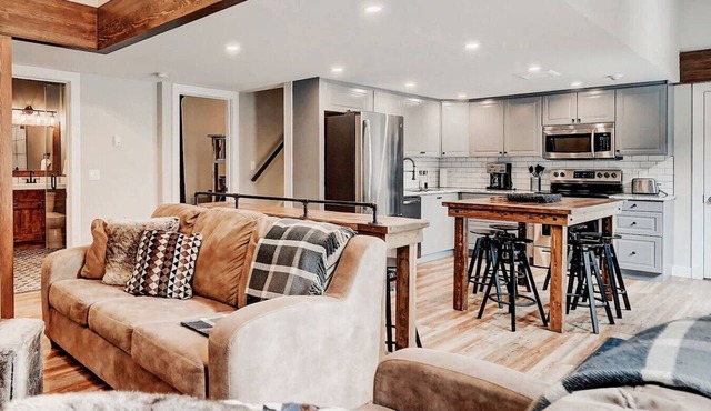 Mystic Springs Townhouse: Heated Pool & Banff Pass in Canmore