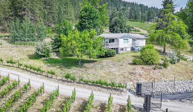 Naramata Countryside Cottage with View