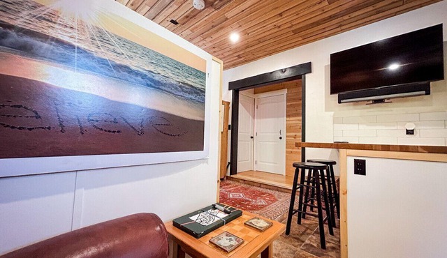 Naramata Forest Retreat with Trail Access