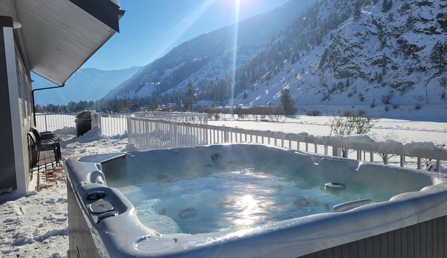 Nature Retreat Massive House - Hot Tub & Acreage. Lots of Wildlife on ranch. in Keremeos