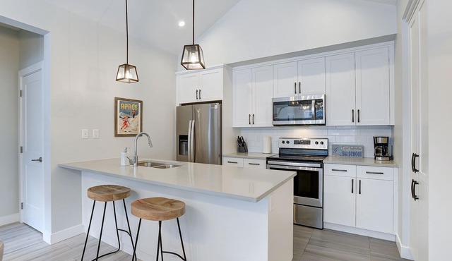 New 2Bd 2Bth , Ski/Ski Out Condo with Private Hot Tub!