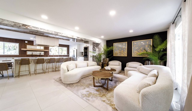*NEW*Luxury Retreat*Hot Tub*King Beds*A/C