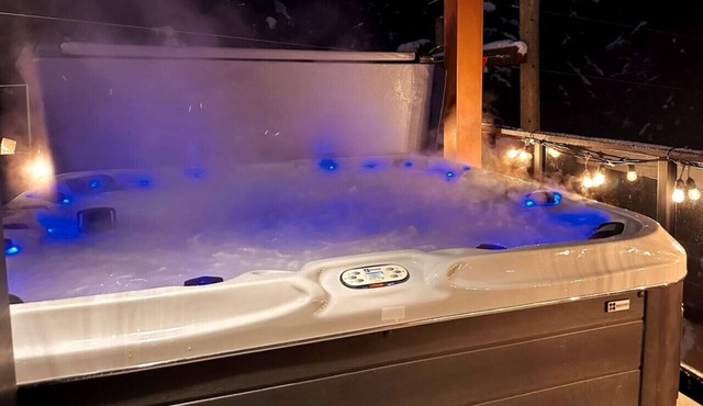 New Luxury, Ski in/out, Private Hot Tub, Sleeps 12
