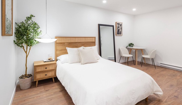 New, Modern & Clean Luxury Studio Suite - Great Location!