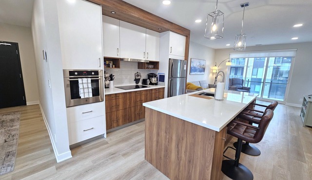 New! Sleeps 6 in YYC Uni District. Pet Friendly, Close to Mountains & Downtown!