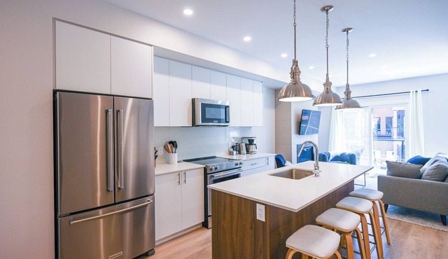NEW Slope-side Townhouse at Panorama with hot tub and mountain views