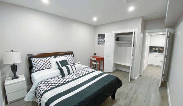New stylish & homely 2 bdrm suite-10min to Airport