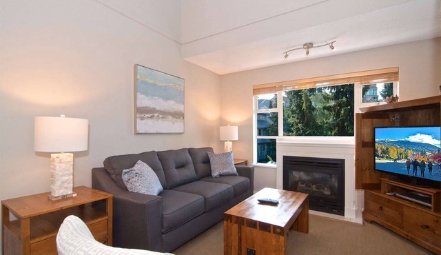 Newly remodeled lofted condo- 90 yards to Gondola