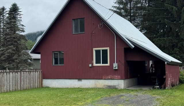 NEWLY RENOVATED! Cozy Mountain View Home with Fenced Back yard and Fire Pit.