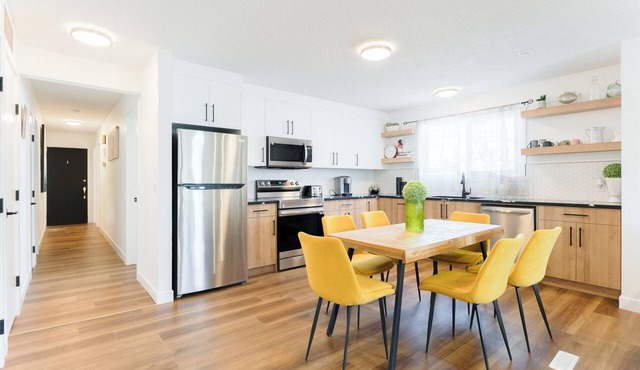Nordic SPA Retreat, Hot Tub, Sleeps 8, Near Downtown and 15 min to the Airport!