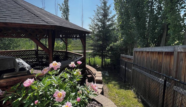 NW Calgary Walkout Basement Furnished 1bedroom 1 bathroom Parking