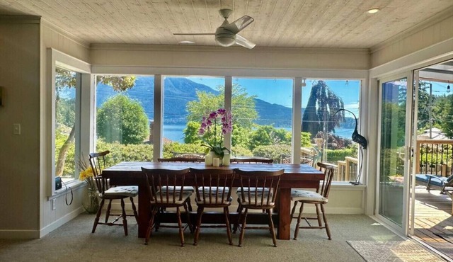 Ocean & Mountain View Captain`s Cottage