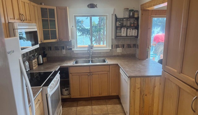 Oceanfront 4+ bedroom house in Maple Bay for rent from Sept 15/26 - April 30/27