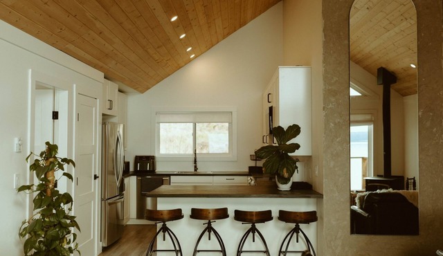 Oceanfront Getaway: Storms, Sauna (add on), Fireplace & Hot Tub (Pet Friendly) in Powell River