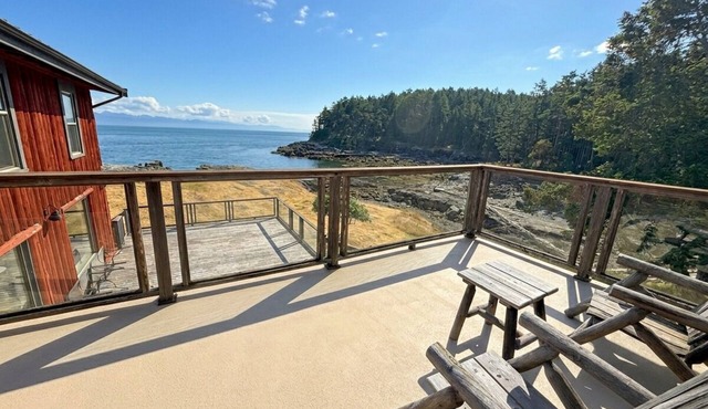 Oceanfront Suite with Private Deck & Ensuite Bath - Rm 11 in Gabriola