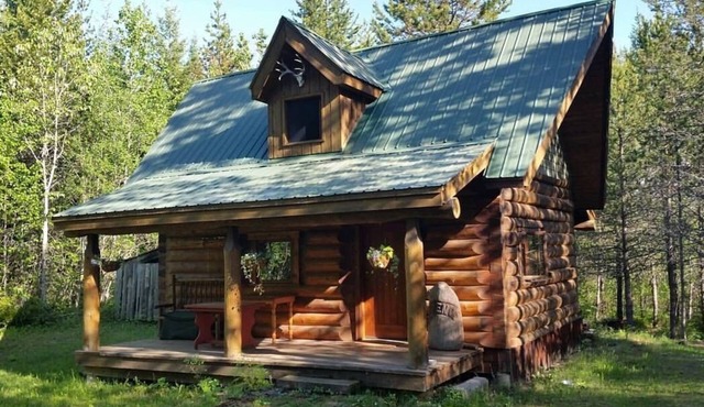 Off-Grid Cabin Near Salmon Arm Sauna & Nordic Skiing