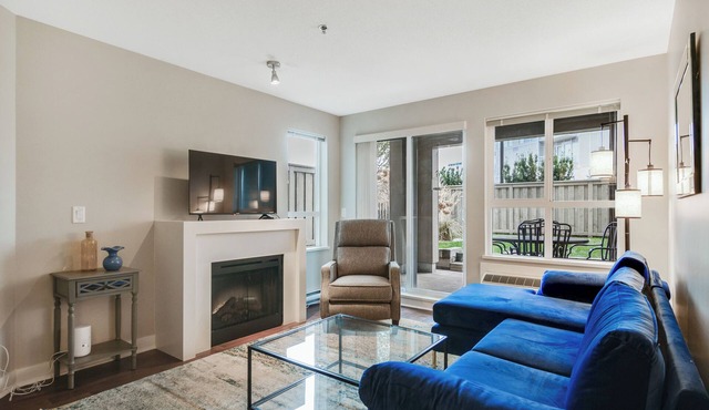 Okanagan Lake Escape at Waterscapes Resort - pool, hot tub, gym, 5 mins to lake.
