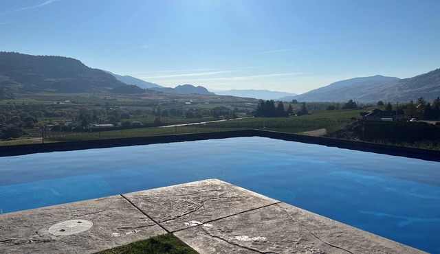 Oliver Oasis, Merlot - Vineyard home with great pool, hot tub & views for days!