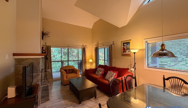 On Blackcomb Mountain - Balcony w/BBQ, Common Rooftop Hot Tub, Free Parking in Whistler