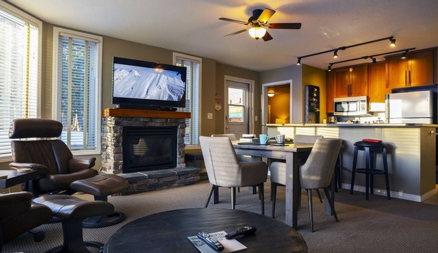 On mountain 2 bedroom 2 bathroom condo, access to hot tub and sauna