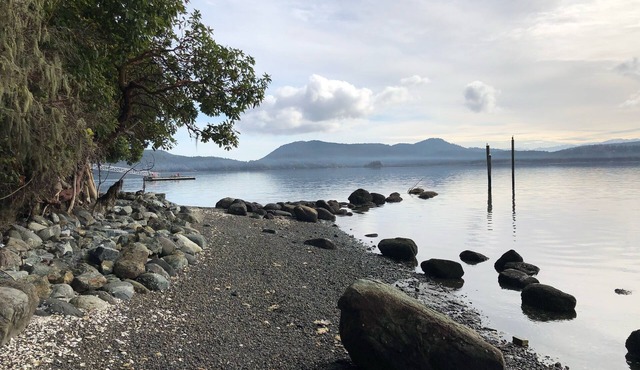 One Bedroom Cottage on Waterfront Property with Beach Access - Sleeps 4 in Sooke