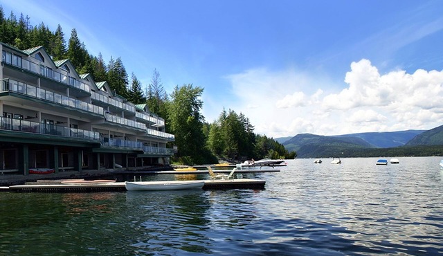 One Suite Getaway unit 5B. Lakefront 2 Bedroom in the Shuswap