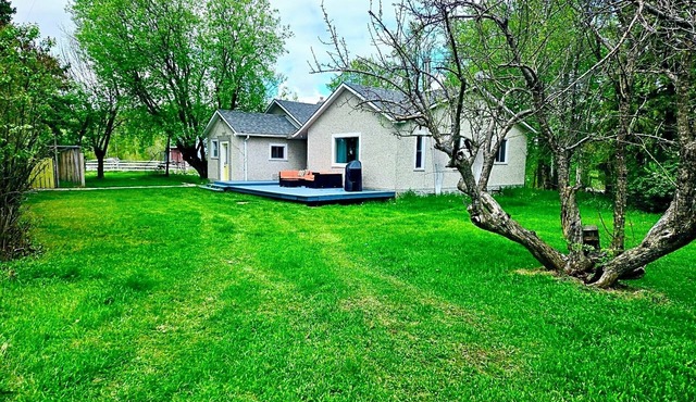 Only35 minutes away from Edmonton City and 10 minutes from Stony Plain Town