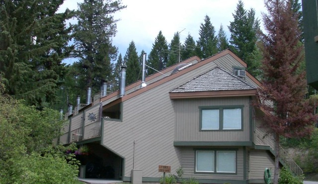 Open Aug 22 - Sept - Oct! Akiskinook 1 Bedroom Main Floor Townhome! Private Entrance!Sleeps 4! Sandy Beach Lakefront Resort! Tennis, Pickle, Basket Ball Courts, Indoor Pool, Hot Tub, Squash Court! Short Drive to Radium or Fairmont Hot Springs!