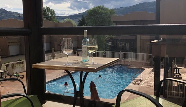 Osoyoos Lake Retreat/King Bed/Pool & Hot Tub View/Pet Friendly Getaway