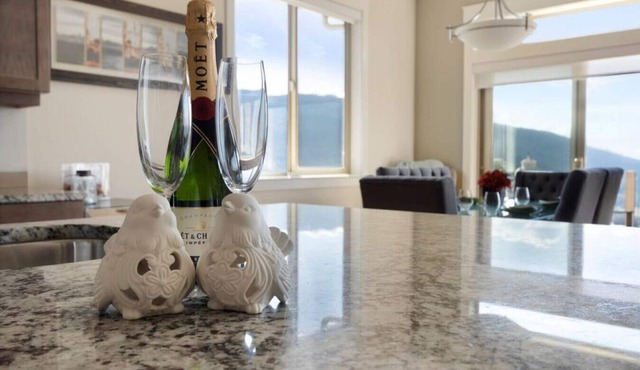 OWAV-Upper · 3 bed, 2 bath upper suite overlooking the city