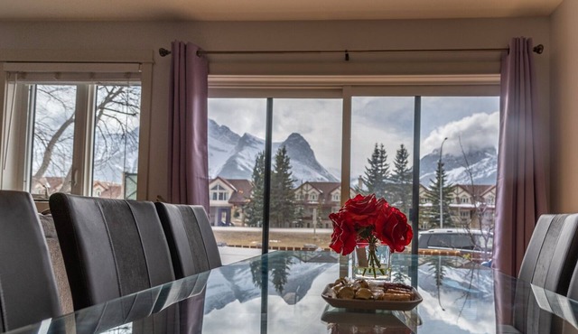 P1 - Private Hot Tub - 3 Bedroom Home - Mountain View