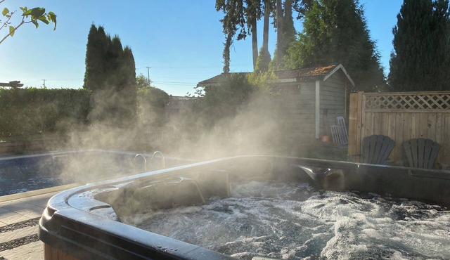 Pastoral, Minutes to town, trails and wineries and a hot tub!