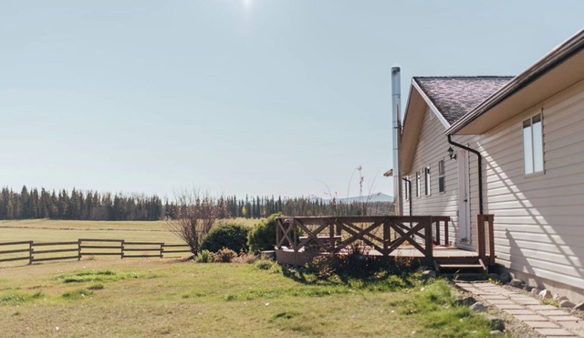 Peaceful Private Home, 7 mins from town. With all the essentials for relaxation