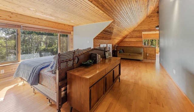 Peaceful rural lakeside retreat