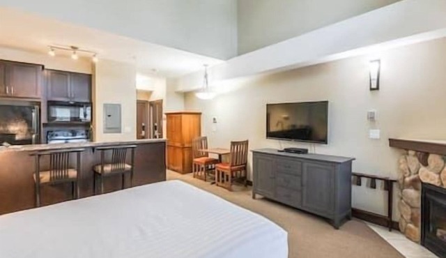 Penthouse Studio/New Queen Bed/Balcony