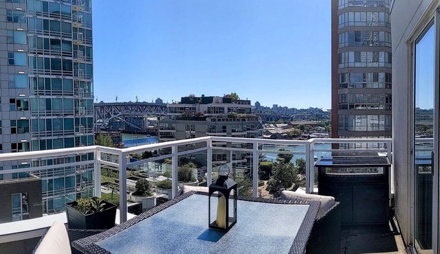 Penthouse with 3 decks w/water views on Beach/Seawall