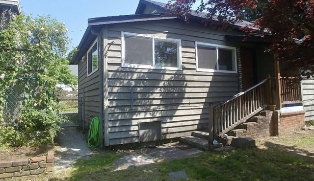 Pet friendly lane home, Mins away from mtns & waterfront city of North Vancouver