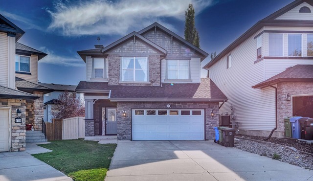 Phenomenal 3-bedroom house with high speed WiFi, Central AC, Double Garage