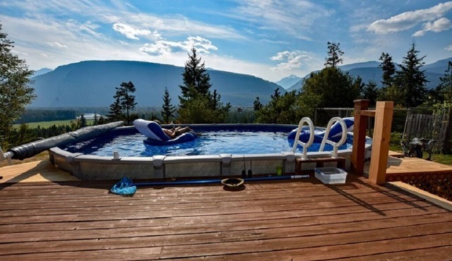 Pool;wilderness; view of mountains, lake, river;hot tub, sauna;privacy;hiking!