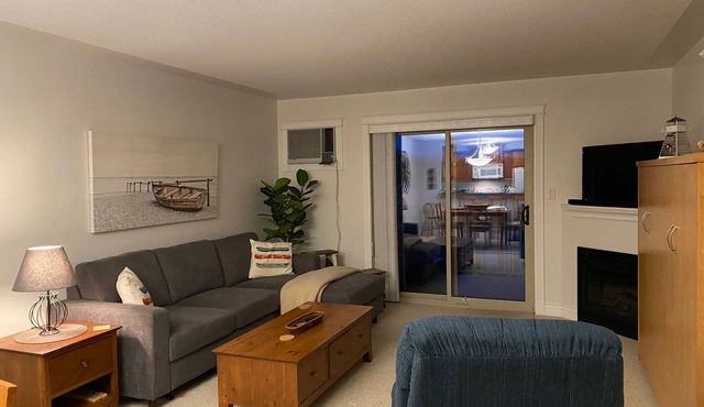 Poolside Condo at Beautiful Mabel Lake