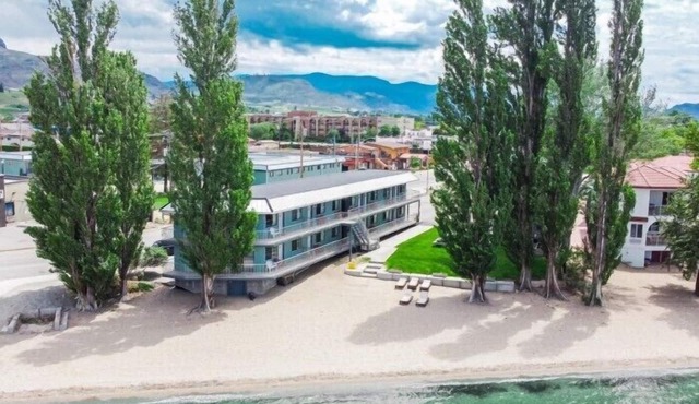 Poplars Motel on the lake