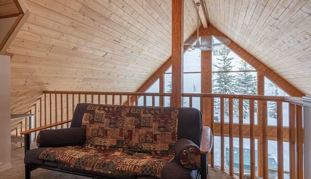 Popular Ski Chalet with Gas Fireplace & Hot Tub backing onto Alpine chairlift