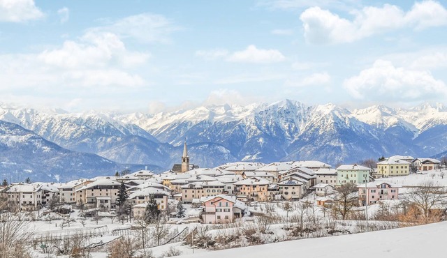 Practical and cozy vacation apartment with balcony in the northern Italian mountains. in Vason