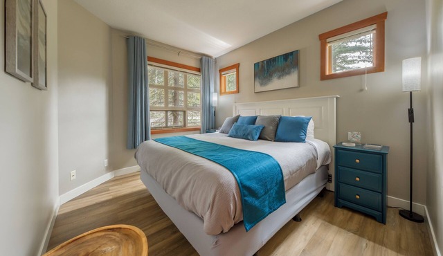Premier Riverbend Townhome in Panorama BC, Waterfront, Prime location, Sleeps 7